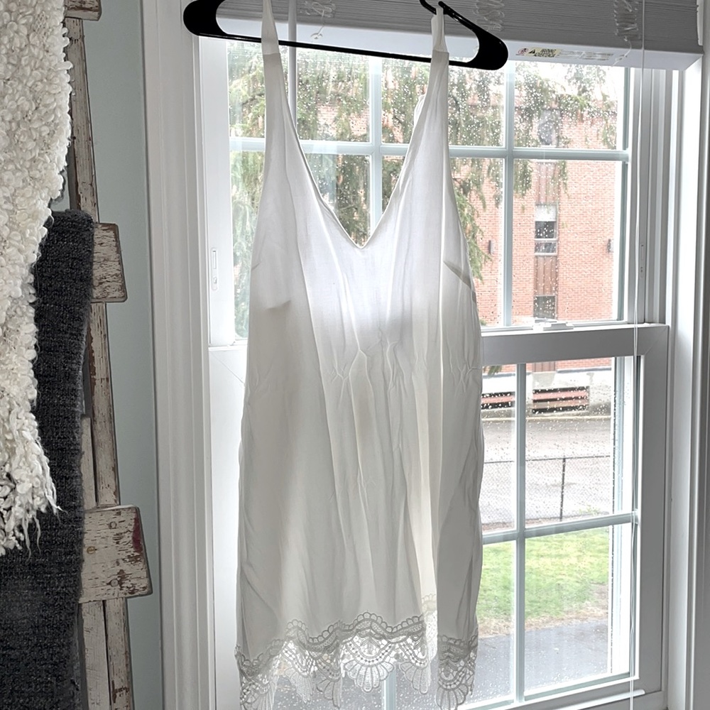 Super cute, size XL white Lulu’s mini dress!